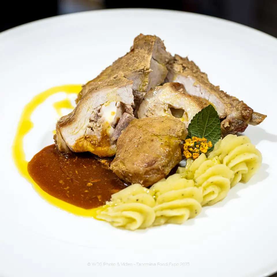 Taormina food expo 2023 - Cooking show - Costatina di maiale ripiena alla chiaramontana