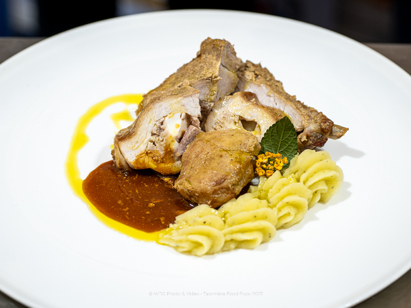 Taormina food expo 2023 - Cooking show - Costatina di maiale ripiena alla chiaramontana
